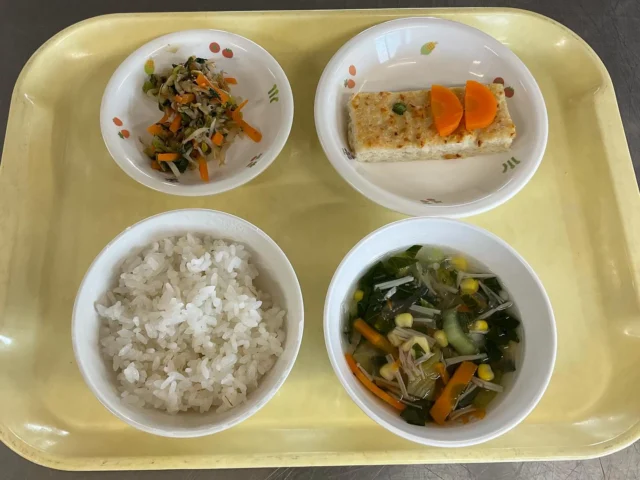 こんにちは😃
いちごいちえん給食室です😄
5月の行事食は、こどもの日🎏にちなんで「こいのぼりハンバーグ」と「こいのぼりクッキー」でした❣️
こいのぼりハンバーグは、インゲンと人参で飾りつけしました！いつもと違う給食に喜んでくれる子や目が怖い😨と言う子など反応は様々でした😆💦
給食を通じて、すくすくと育って欲しいと言う想いが伝われば良いなと思います🥰

#いちごいちえん#認定こども園#宗像市#福岡県#給食