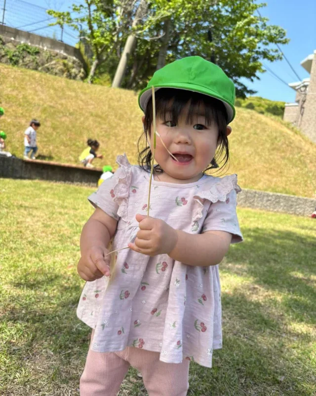 1歳児　はな組🌼
少しずつ暖かくなってきたので、お外に出る機会が段々と増えて来ました♪はな組の子どもたちは、お外に出て体を動かすことが大好きです😆お外に出ると、いつも保育者や友だちと一緒に追いかけっこや走り回ったりしていますよ🤭熱中症に気をつけながらこれからも子どもたちと一緒にたくさんお外で遊んでいきたいと思います😊

#いちごいちえん
#宗像市
#こども園 
#保育園
#1歳児 
#はな組