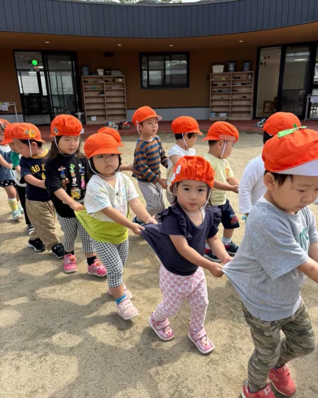 2歳児クラスつきぐみです🌙
お外の天気を確認し「お散歩行こう！」「お外に行こう！」と誘ってくれる元気な子ども達☀️
誘導ロープを握って歩くことがとっても上手なつきぐみさんは笛の音で手をあげることができるようになりました😊🎶最近は園内を移動する際電車になる練習もしています🚃できる事や話せることが増えてきたつきぐみさん🤭💖
遊具で遊んだり、草花や虫探しを行ったり👀⭐️これからも毎日元気いっぱい過ごそうね🍀
#福岡県
#宗像市
#認定こども園
#いちごの丘こども園
#保育園
#外遊び
#お散歩
#2歳児クラス
#つきぐみ