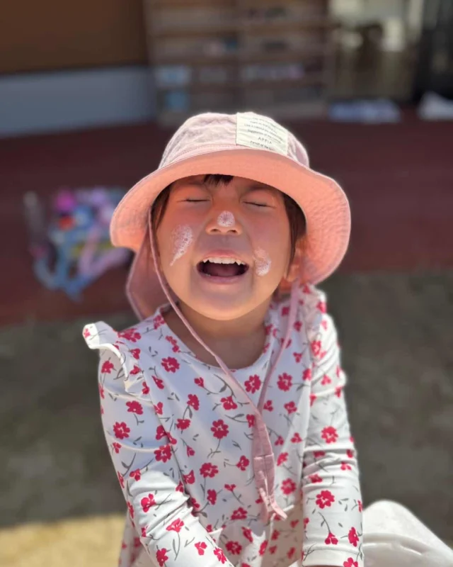 6月💛ほし組スターグループ💛
晴れの日は寒天遊びや水遊び☀️
ゼリーや泡の感触が気持ち良い〜！切ったり混ぜたりして自分の思うままに、自由に遊びました♡
雨の日もお外に！園庭が大好きな子どもたちは自分のお気に入りの長靴を履いて、傘を持って、外に飛び出していきました☔️「かさがあればだいじょうぶ！」と言う子どもたち。雨にも負けない、強い体と心を持っています❣️

梅雨が明け、暑い夏はもう目前。熱中症に気をつけながら、お外で出来る遊びを楽しみ、たくさんたくさん思い出を増やしていこうと思います✨
暑さなんかに負けないぞー！オー！

#いちごいちえん
#認定こども園
#福岡県
#宗像市
#年中児
#4歳児
#スターグループ
#水遊び
#寒天遊び
#泡遊び